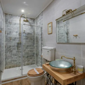 Dikigai LookBook_IMG321 Baño Vintage con Ducha y Lavabo de Vidrio Esmerilado