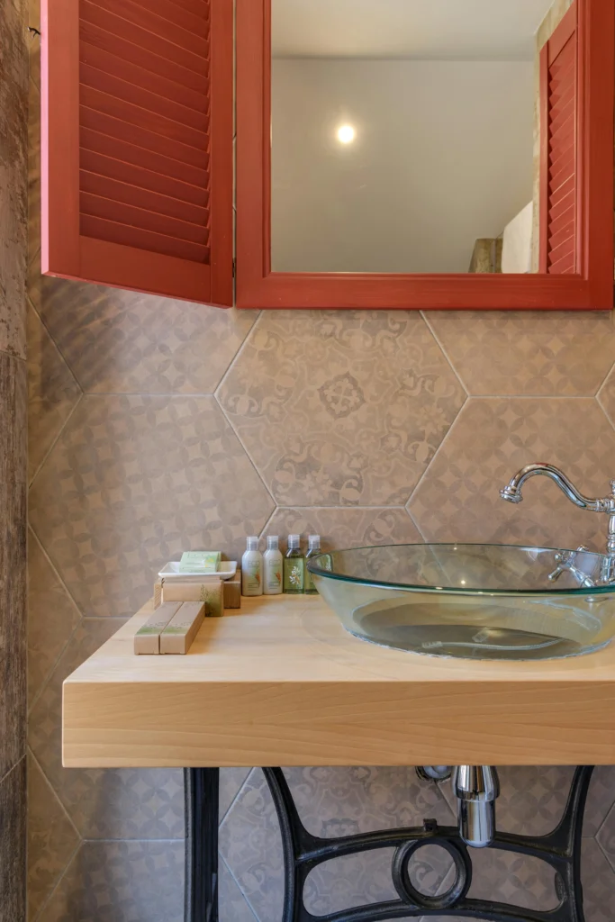 Tendencias para Diseñar Baños en 2026 Baño Ecléctico con Encimera de Madera, Base de Hierro Forjado y Acentos Terracota