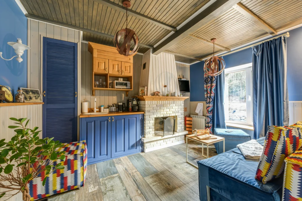 Cocina Azul con Chimenea Blanca y Madera Natural