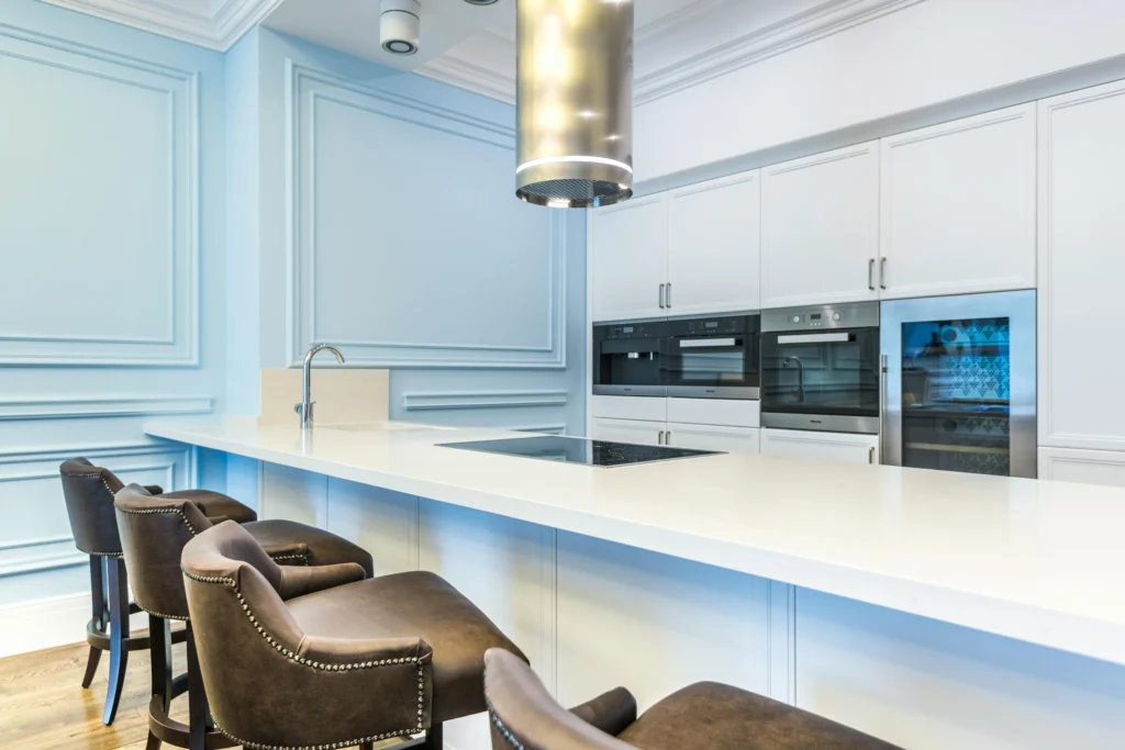 inicio Cocina Clásico–Contemporáneo en Blanco y Azul Pastel