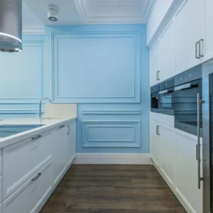 Dikigai LookBook_IMG333 Cocina Clásico–Contemporáneo en Blanco y Azul con Isla y Electrodomésticos Integrados