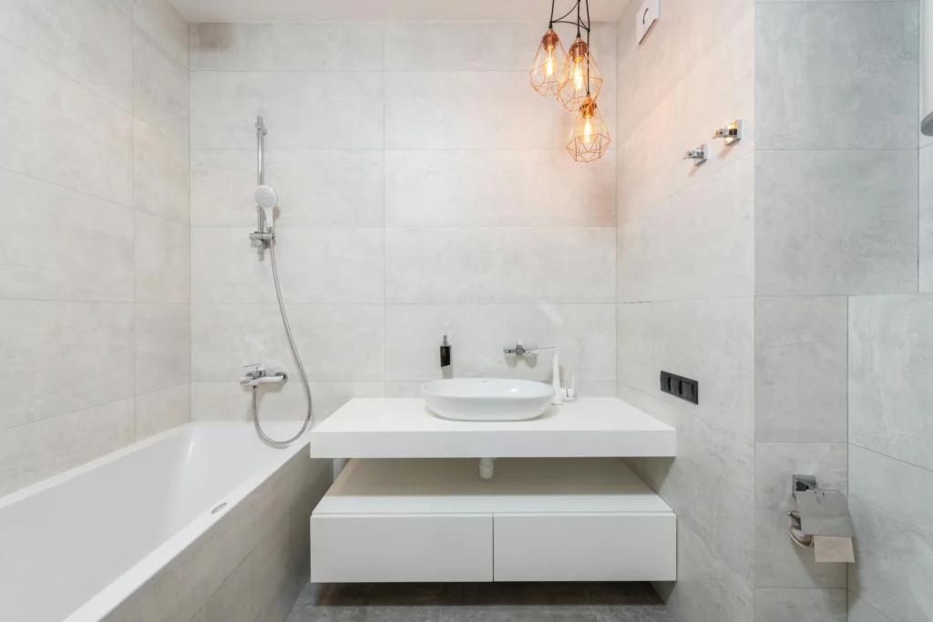 inicio Baño Minimalista en Blanco y Gris con Luminarias Colgantes
