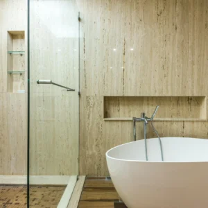 Baño Spa en Mármol Travertino con Ducha y Bañera Independiente