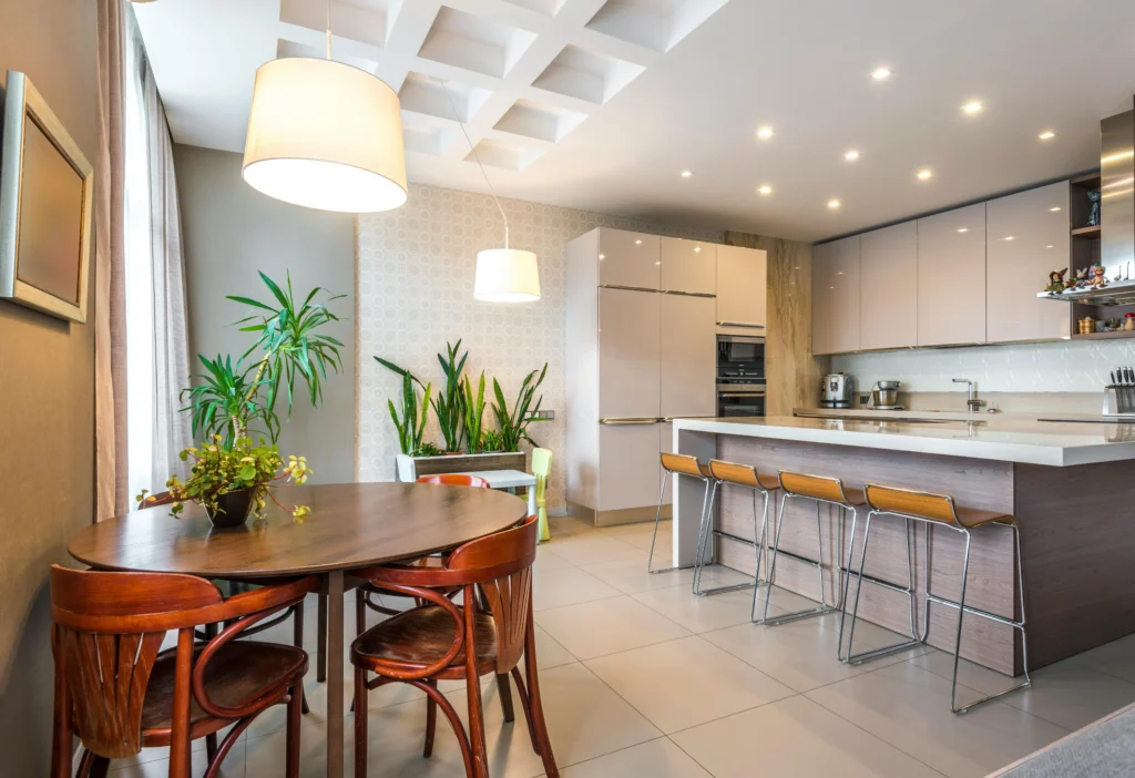 Cocina Abierta en Beige Arena con Isla y Comedor en Madera Oscura