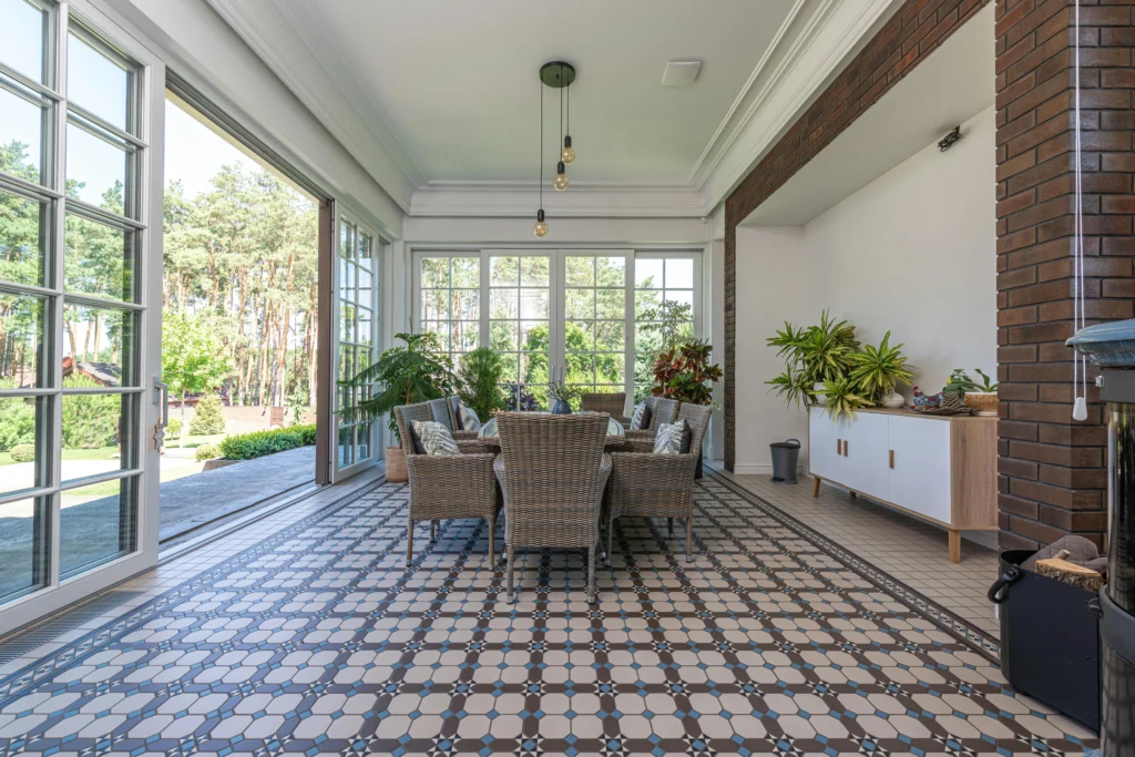 Promoción Alca del Guadalquivir Comedor acristalado con pavimento hidráulico y vistas al jardín