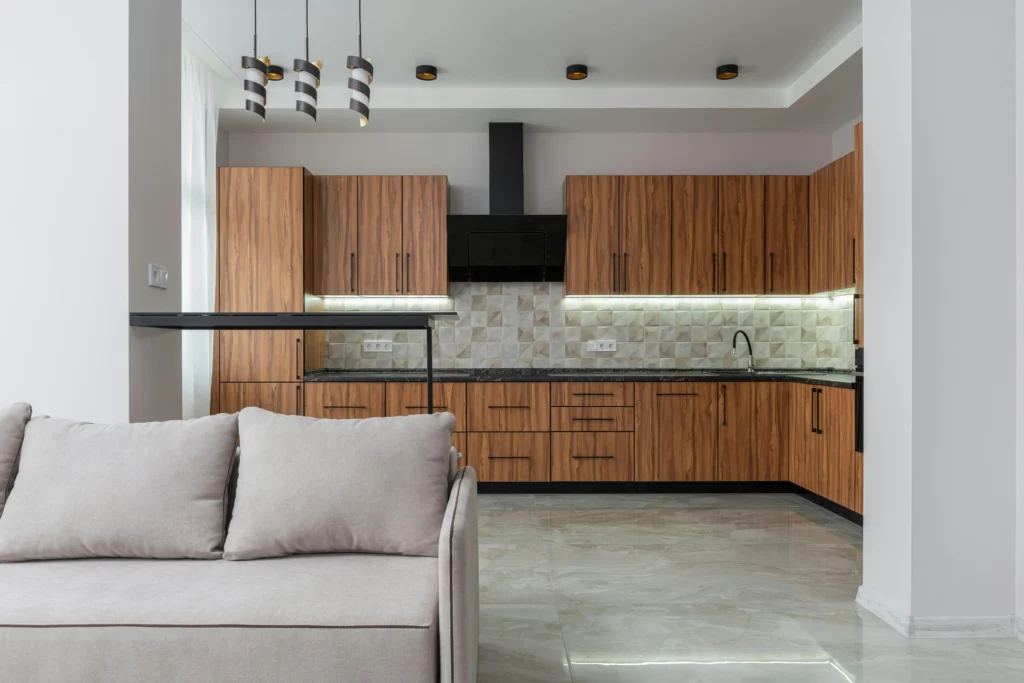 Cocina contemporánea con madera veteada y luminarias colgantes