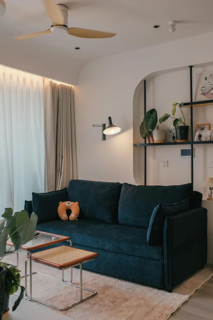 "Loft In Light" — Valencia Sala de estar minimalista con sofá azul y luz indirecta