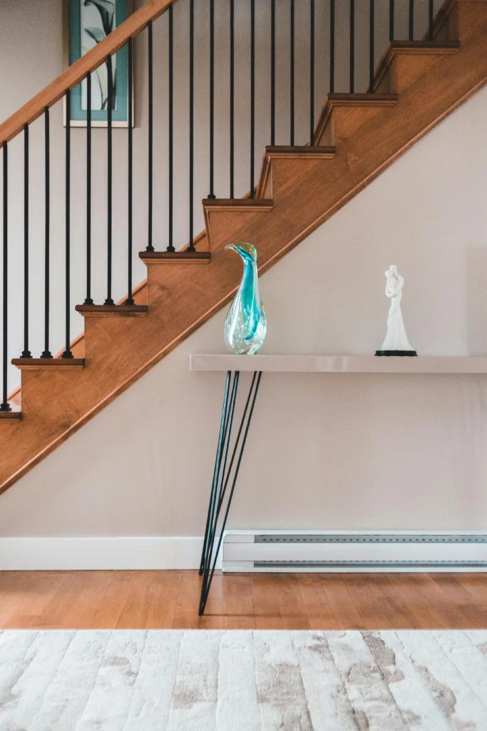 Escalera interior con barandilla metálica y acabados en madera