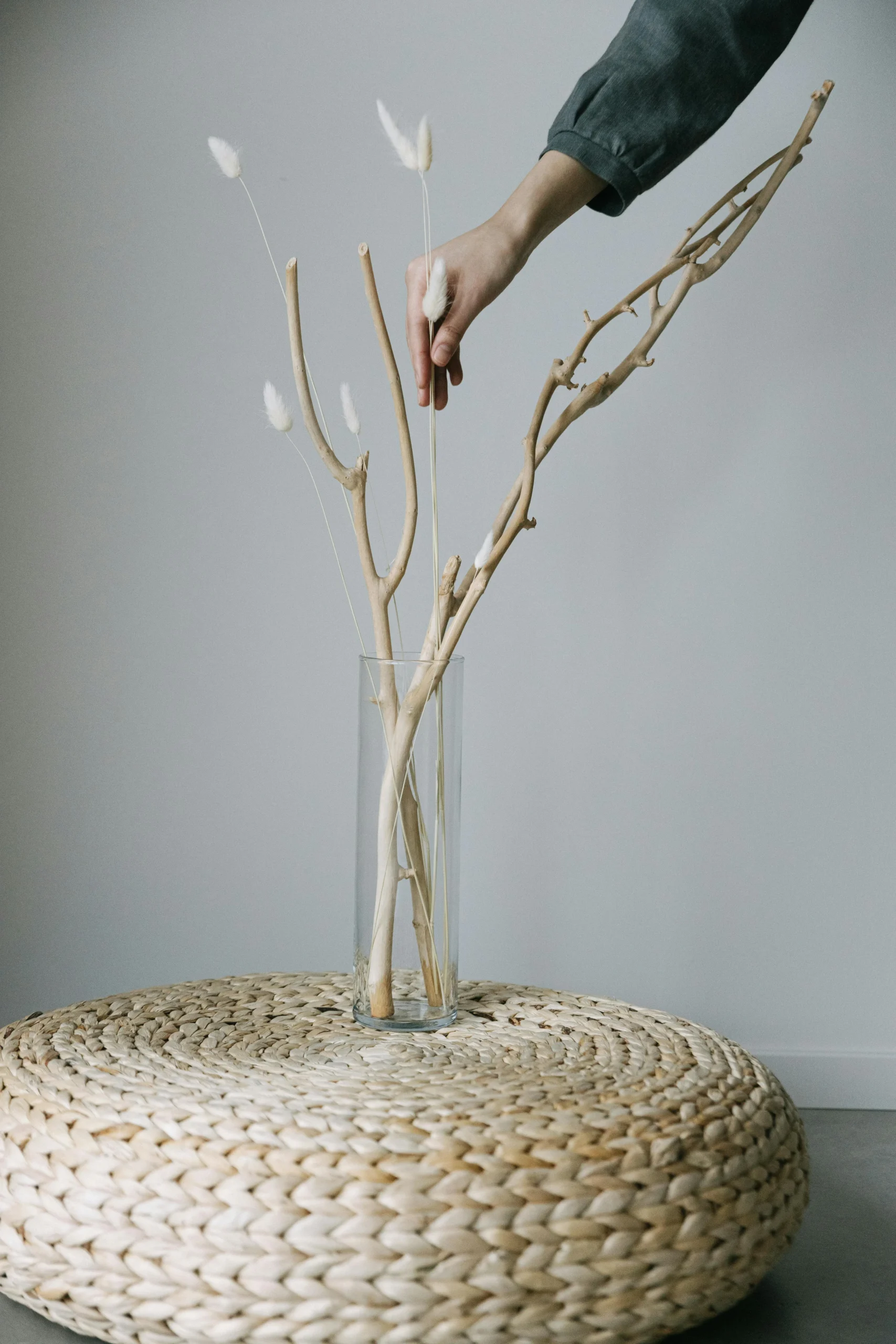 Composición minimalista con fibras naturales y ramas secas