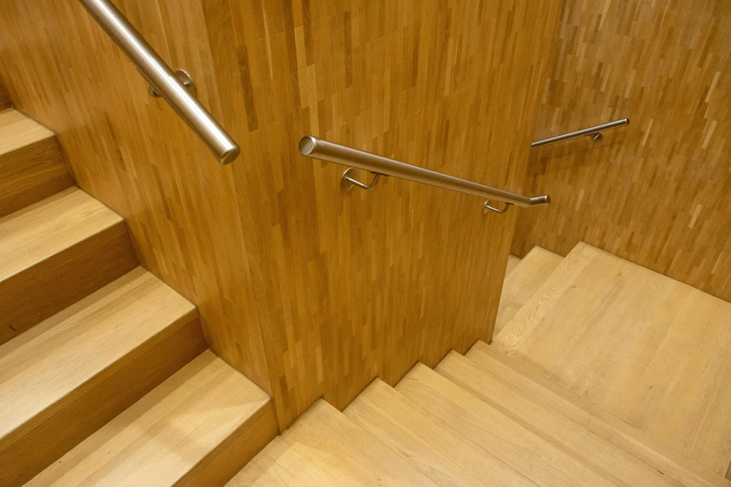 inicio Escalera contemporánea en madera clara con barandillas metálicas