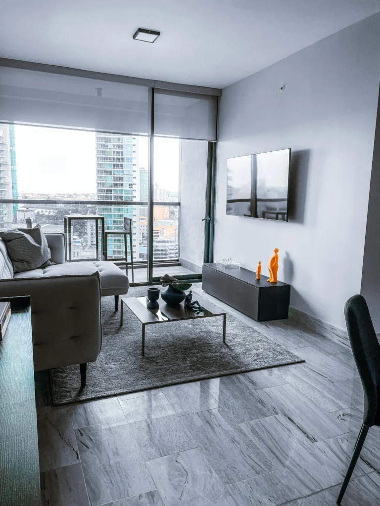 inicio Salón minimalista con vistas panorámicas y acentos decorativos