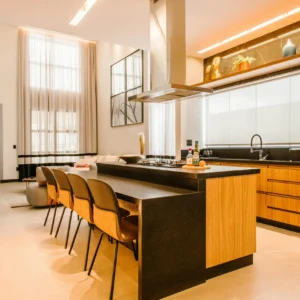 Cocina con isla en madera clara y encimera negra