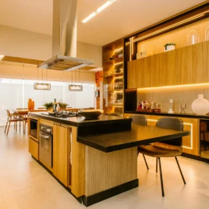 Cocina contemporánea con iluminación integrada y acabados cálidos 