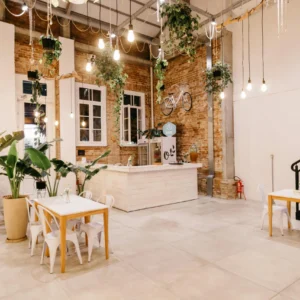 Café Minimalista con Ladrillo Visto y Luz Cálida