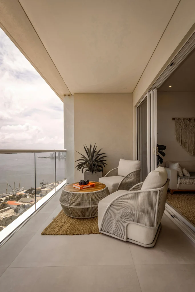 Terraza Moderna con Mobiliario de Cuerda y Vista al Mar