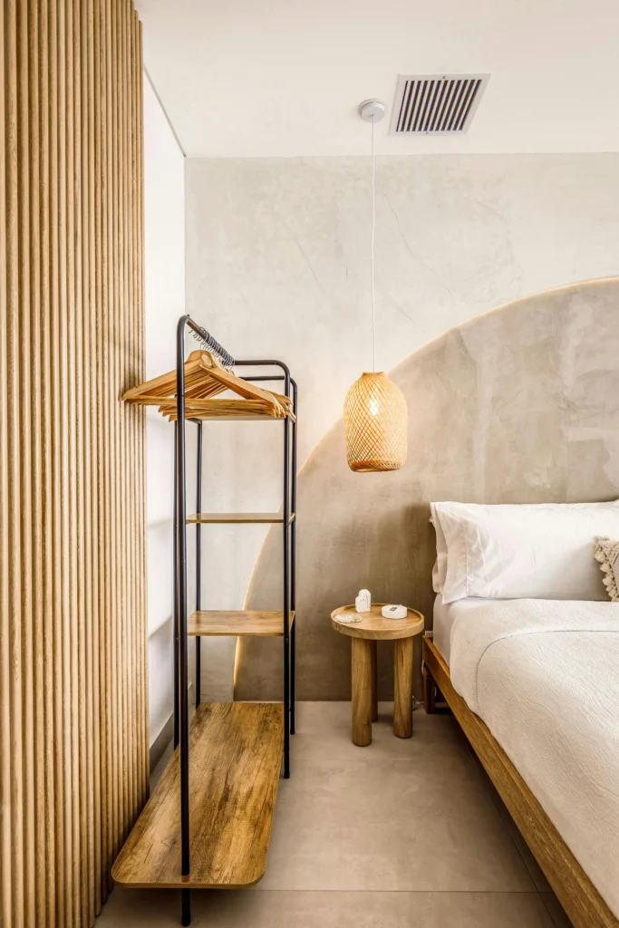 Promoción Alca del Guadalquivir Dormitorio Japandi con Madera Clara y Lámpara Artesanal