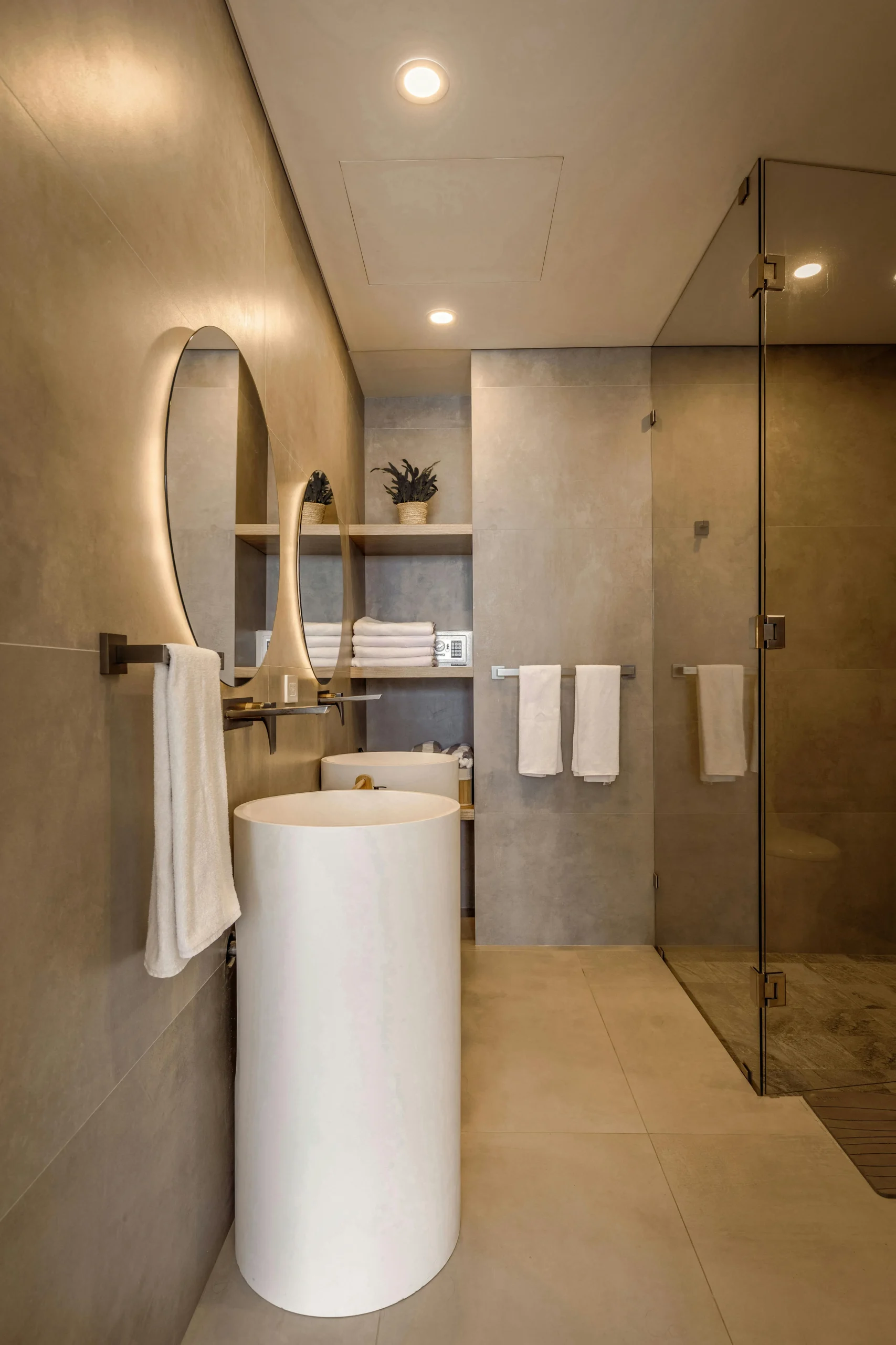 Baño Minimalista en Tonos Grises con Lavabos Cilíndricos