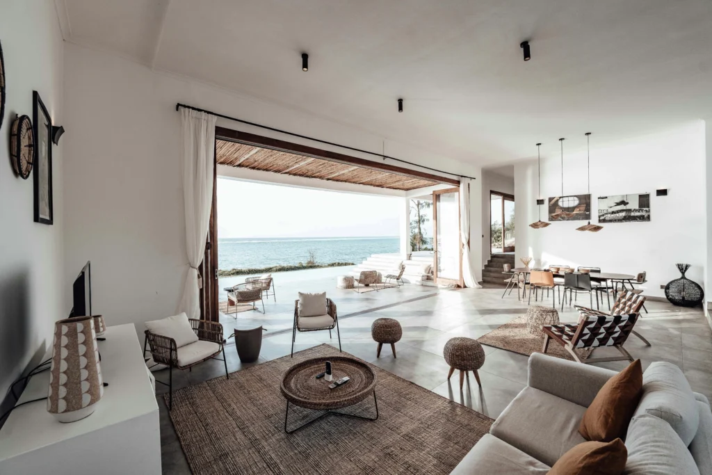 Salón mediterráneo abierto al mar con texturas naturales