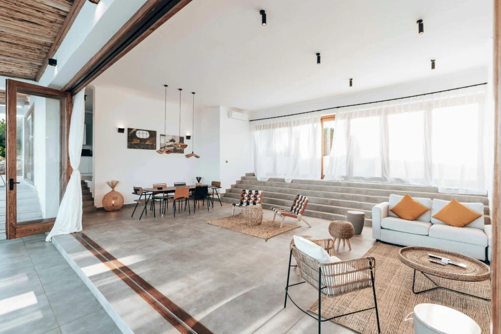 Sala de estar mediterránea con planta abierta y luz natural
