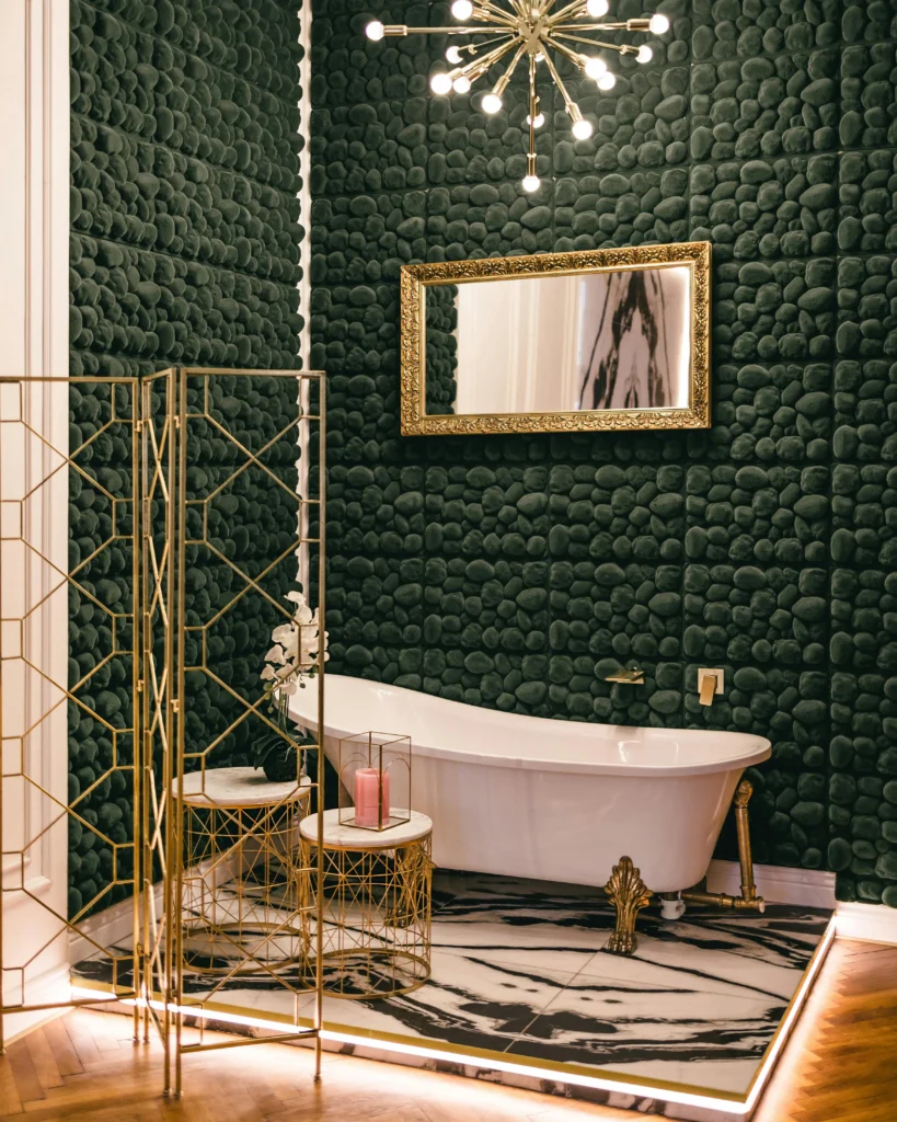 inicio Baño de Lujo Ecléctico con Pared Texturizada y Detalles Dorados