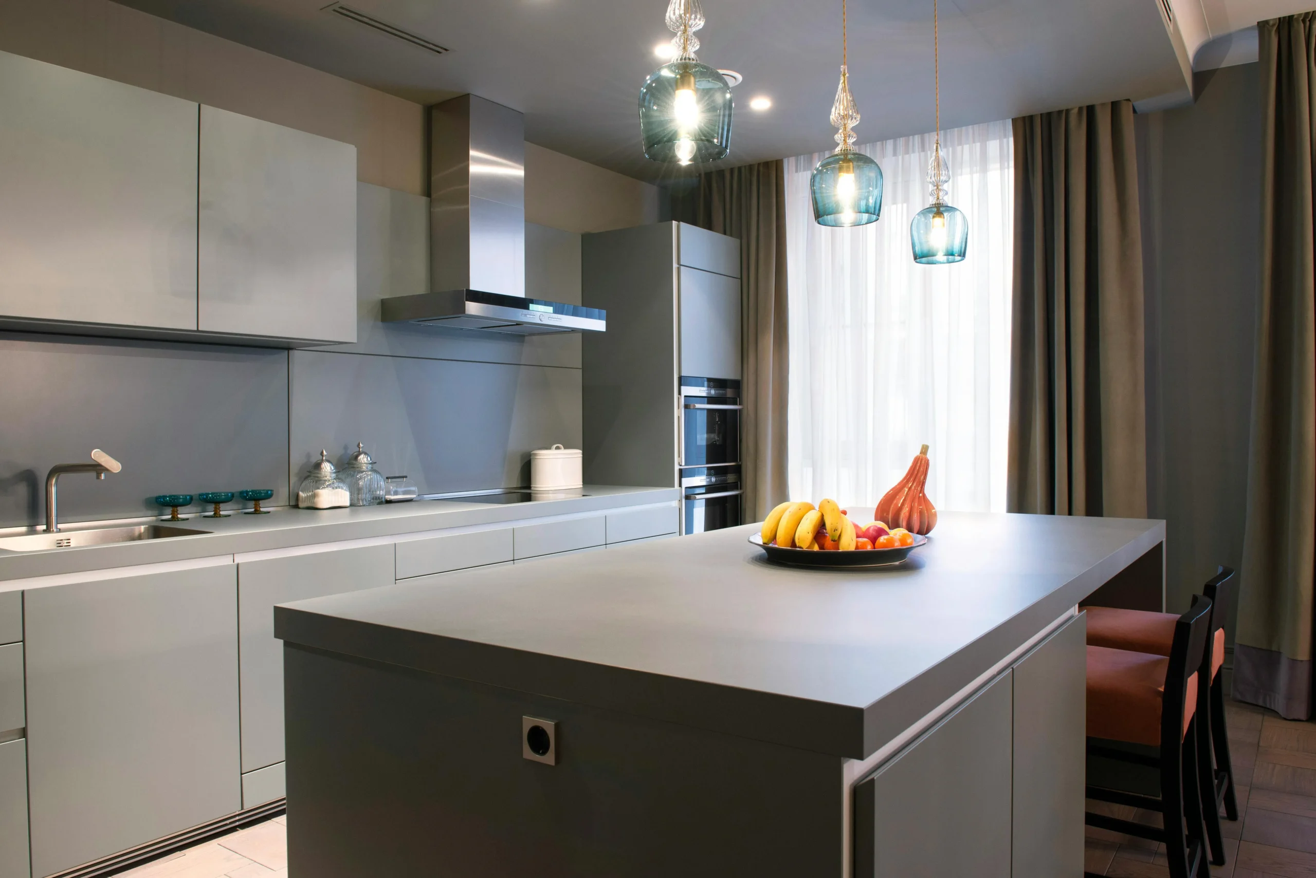 Cocina minimalista en gris mate con isla central