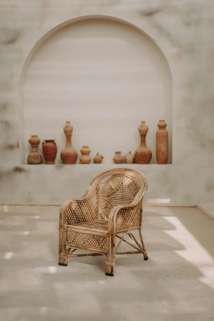 Rincón Mediterráneo con Sillón de Ratán y Cerámica Artesanal