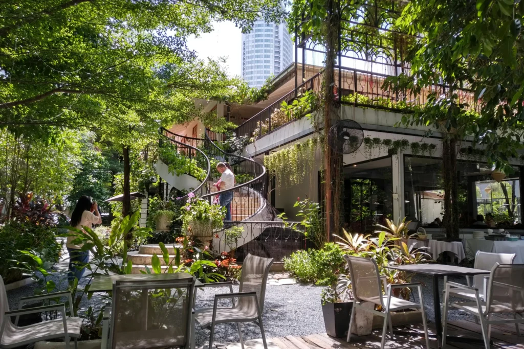 inicio Cafetería Jardín con Escalera Helicoidal — Terraza Botánica
