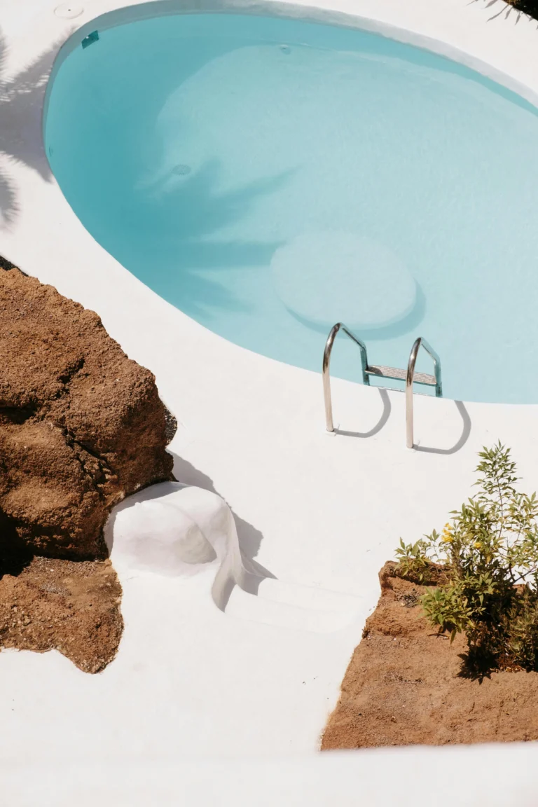 Piscina Orgánica con Borde Blanco — Composición Aérea y Minimal