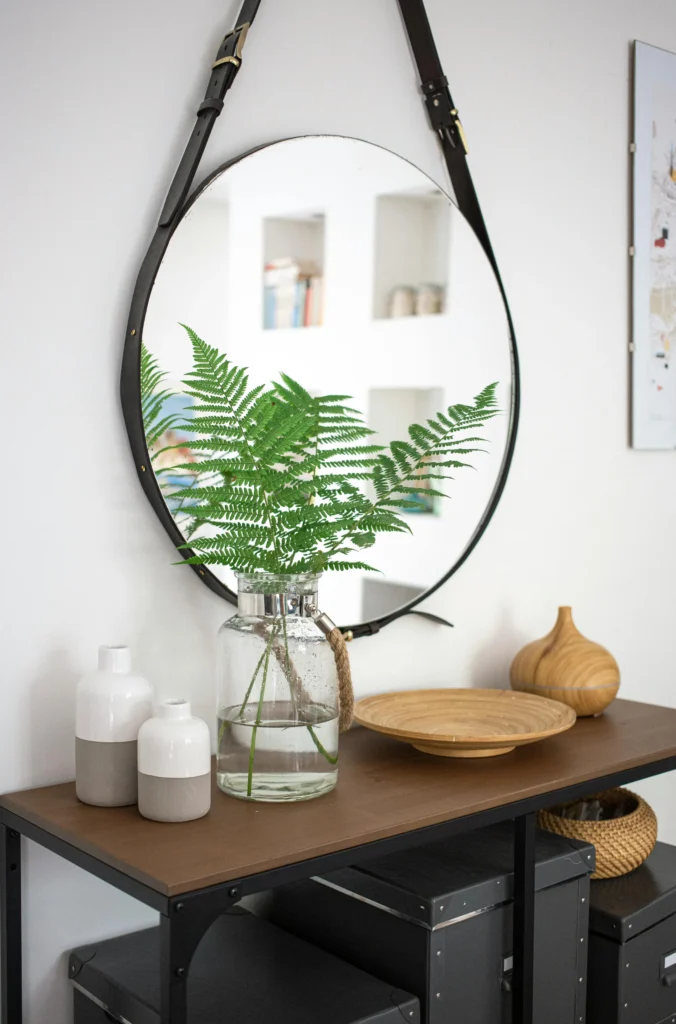 7 Cambios para revalorizar tu piso Recibidor con Espejo Colgante y Consola Natural