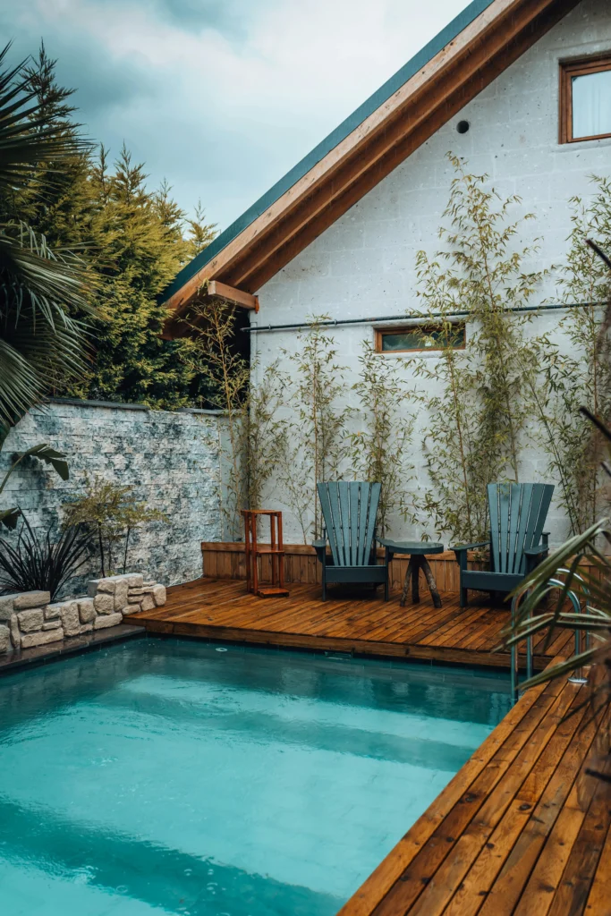 Terraza Privada con Piscina y Tarima de Madera