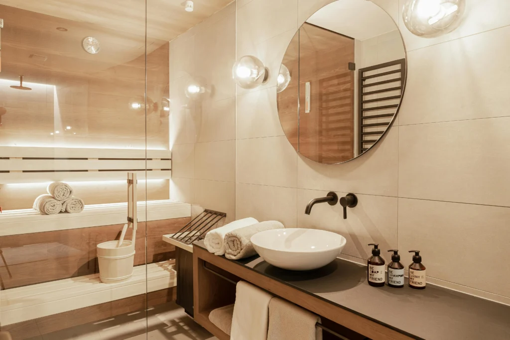 inicio Baño Minimalista con Sauna y Lavabo de Apoyo