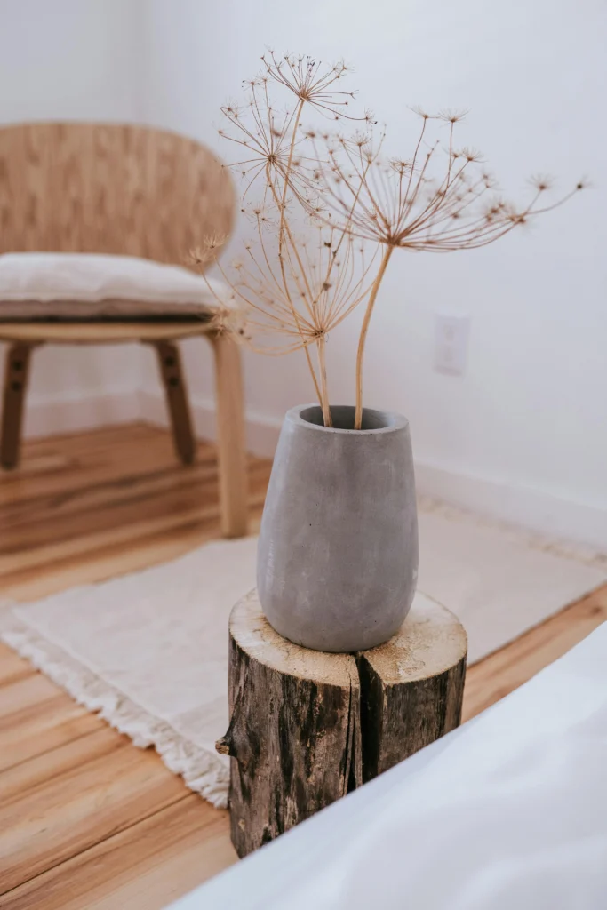 inicio Rincón Minimalista con Jarrón de Cemento y Madera Natural