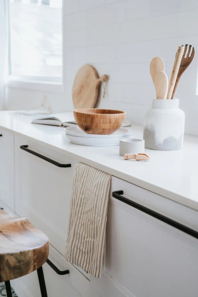 inicio Cocina de Estilo Nórdico con Detalles en Madera y Blanco Puro