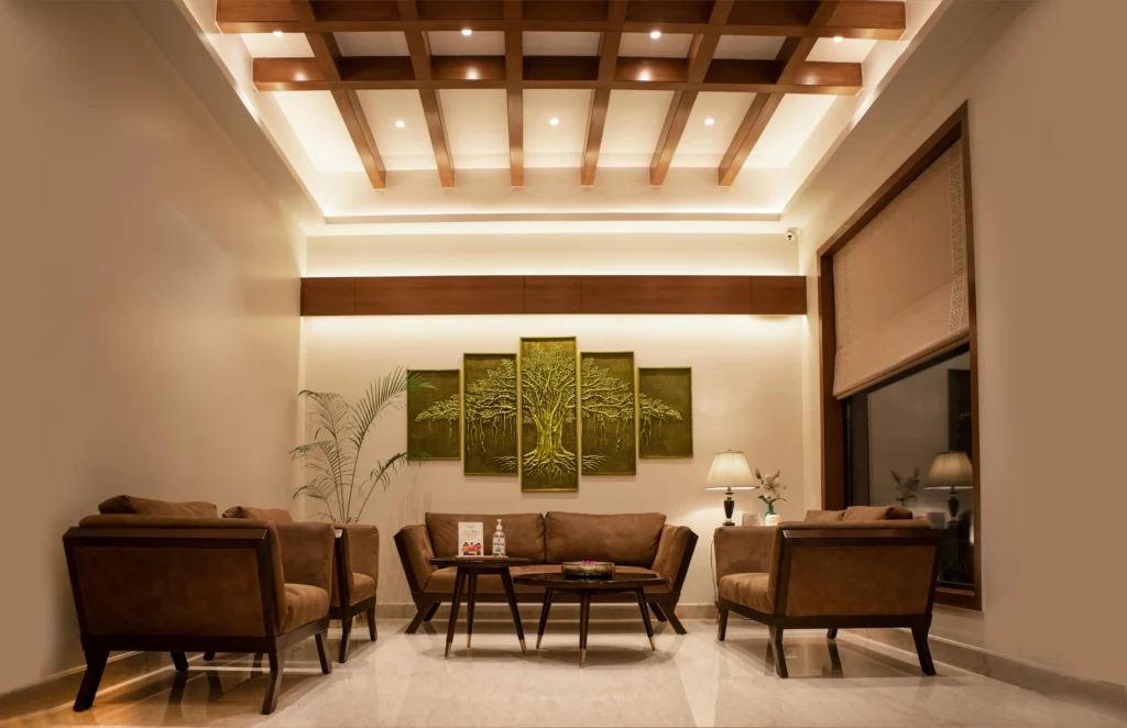 Sala Contemporánea con Mobiliario de Madera y Panelado en Techo