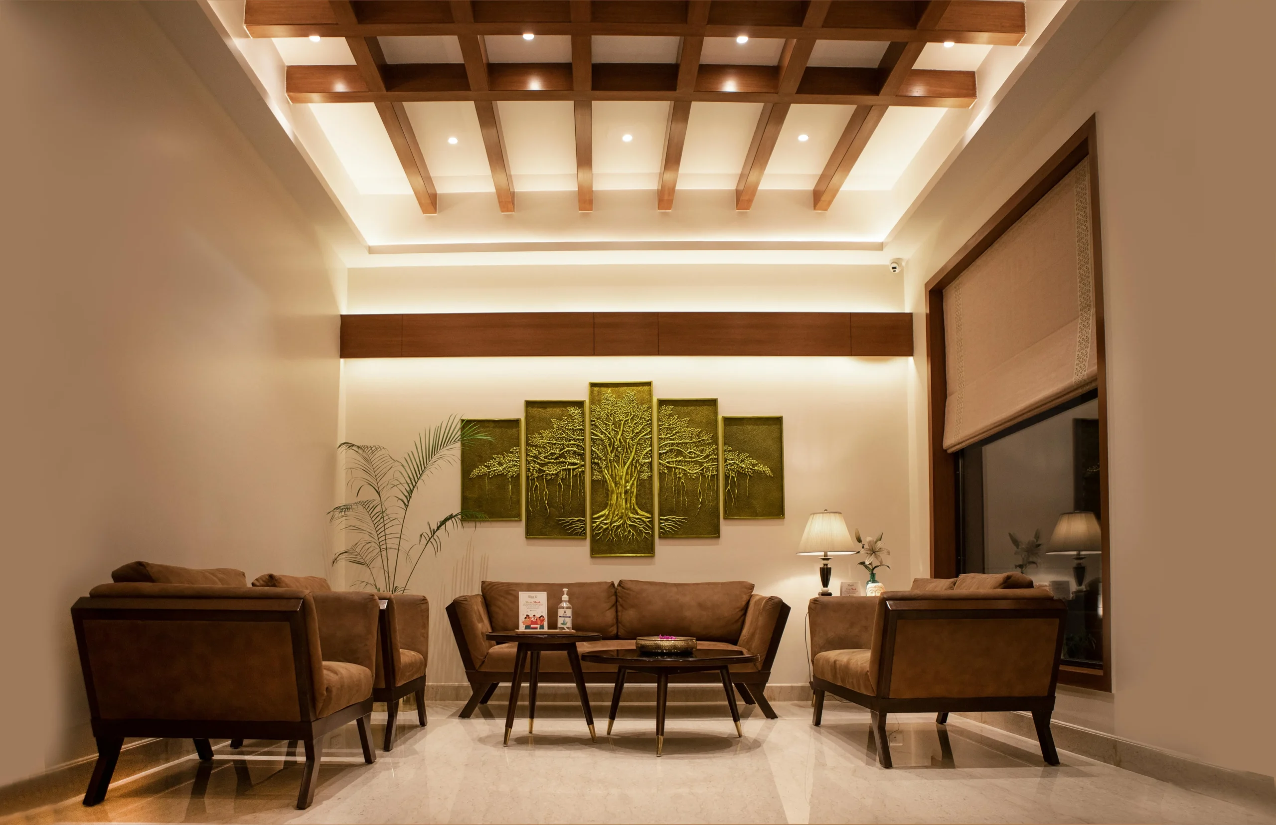 Sala Contemporánea con Mobiliario de Madera y Panelado en Techo