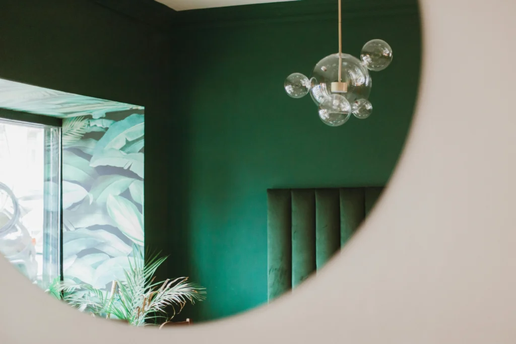 inicio Dormitorio Contemporáneo con Pared Verde y Lámpara Escultural de Vidrio