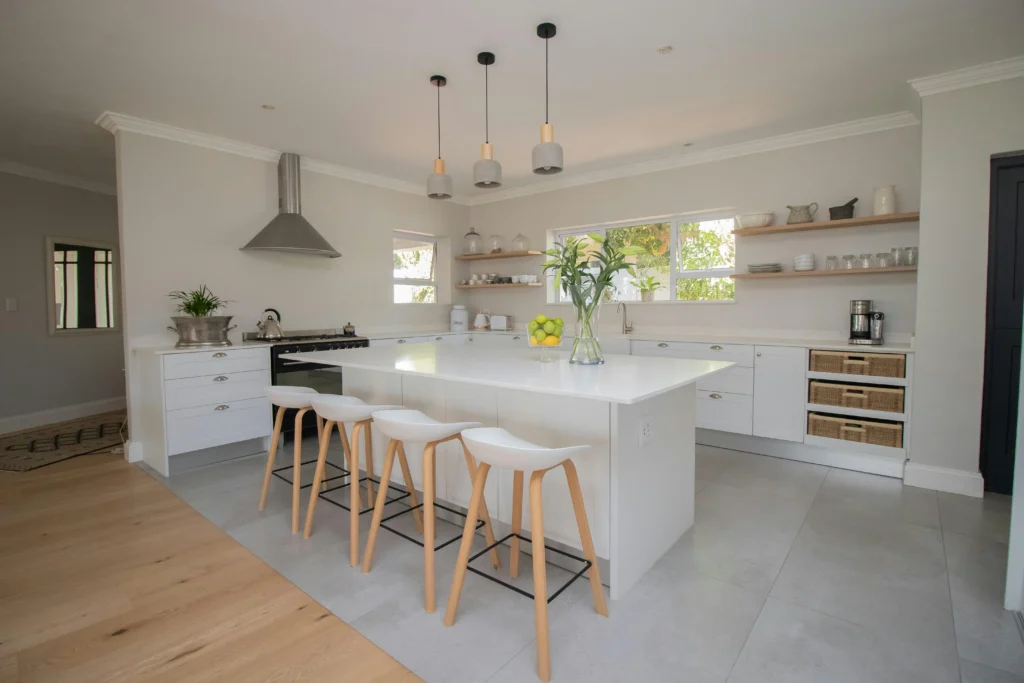 inicio Cocina Minimalista con Isla y Detalles en Madera Clara