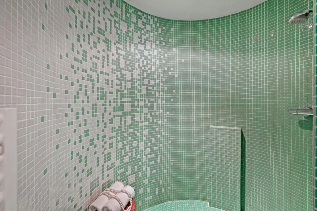 Ducha con Azulejos Verdes y Diseño Curvo Contemporáneo