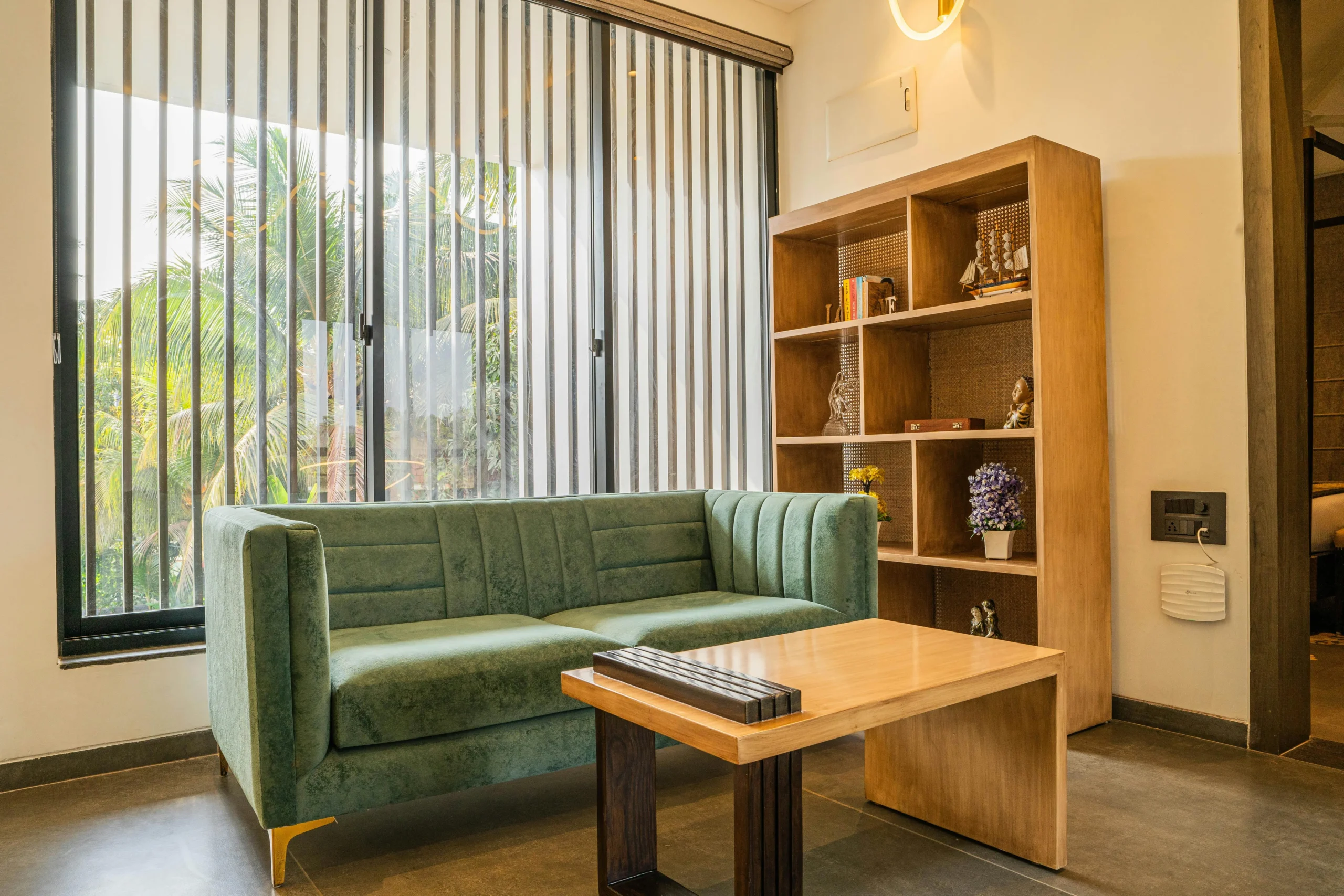Rincón de Lectura con Sofá Verde y Librería de Madera Clara