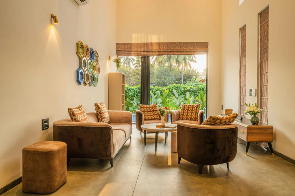 7 Tips. Residencia Kendall Jenner vs Pantone Cloud Dancer Sala Social con Mobiliario en Terciopelo Marrón y Vista a Jardín Tropical