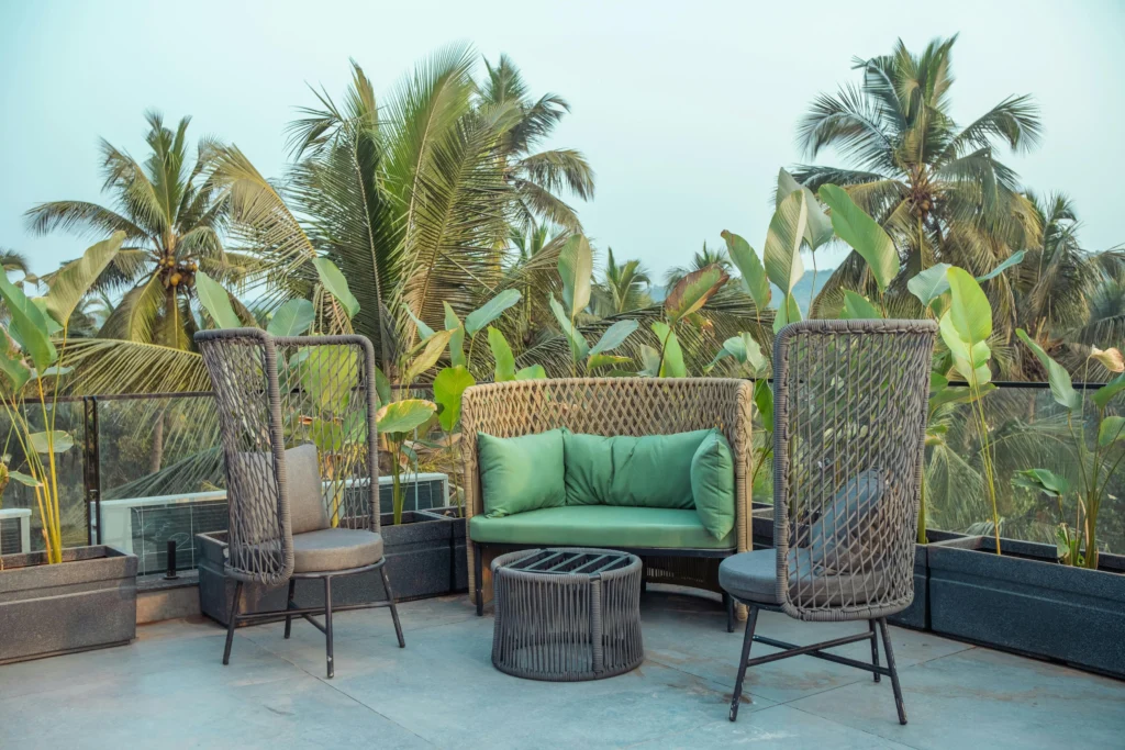 Terraza Lounge con Mobiliario Tejido y Cojines Verdes