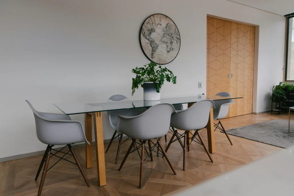 inicio Comedor Moderno con Mesa de Vidrio y Acabados en Madera Clara