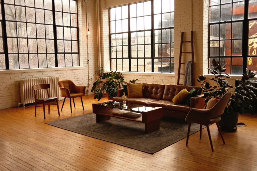 Salón Loft Industrial con Madera y Ladrillo Visto