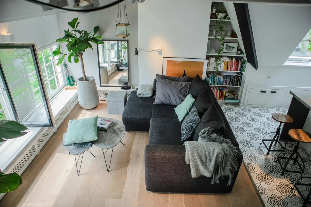inicio Salón Moderno con Sofá Modular Oscuro y Suelo de Madera Clara