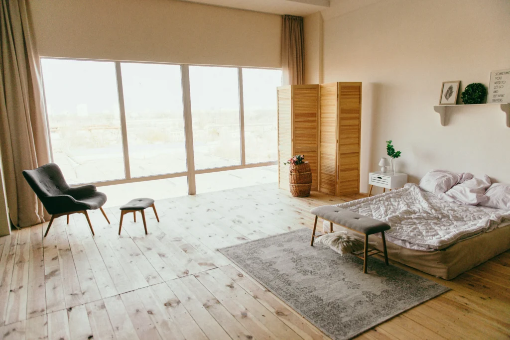 Dormitorio Minimalista con Ventanales Panorámicos y Madera Clara