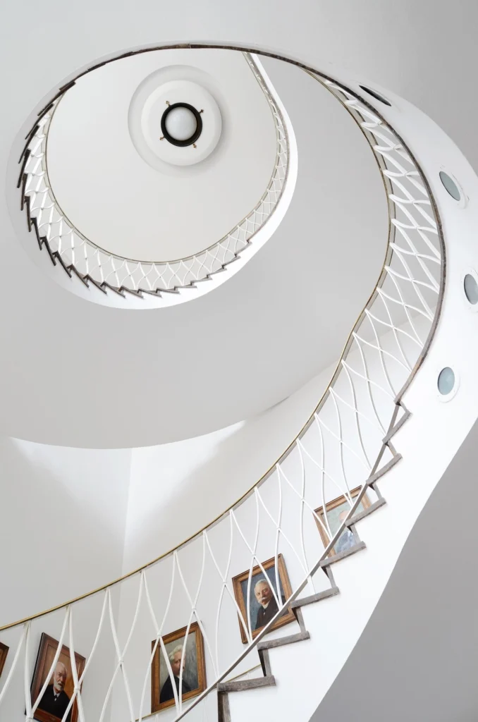 Escalera helicoidal con baranda calada blanca