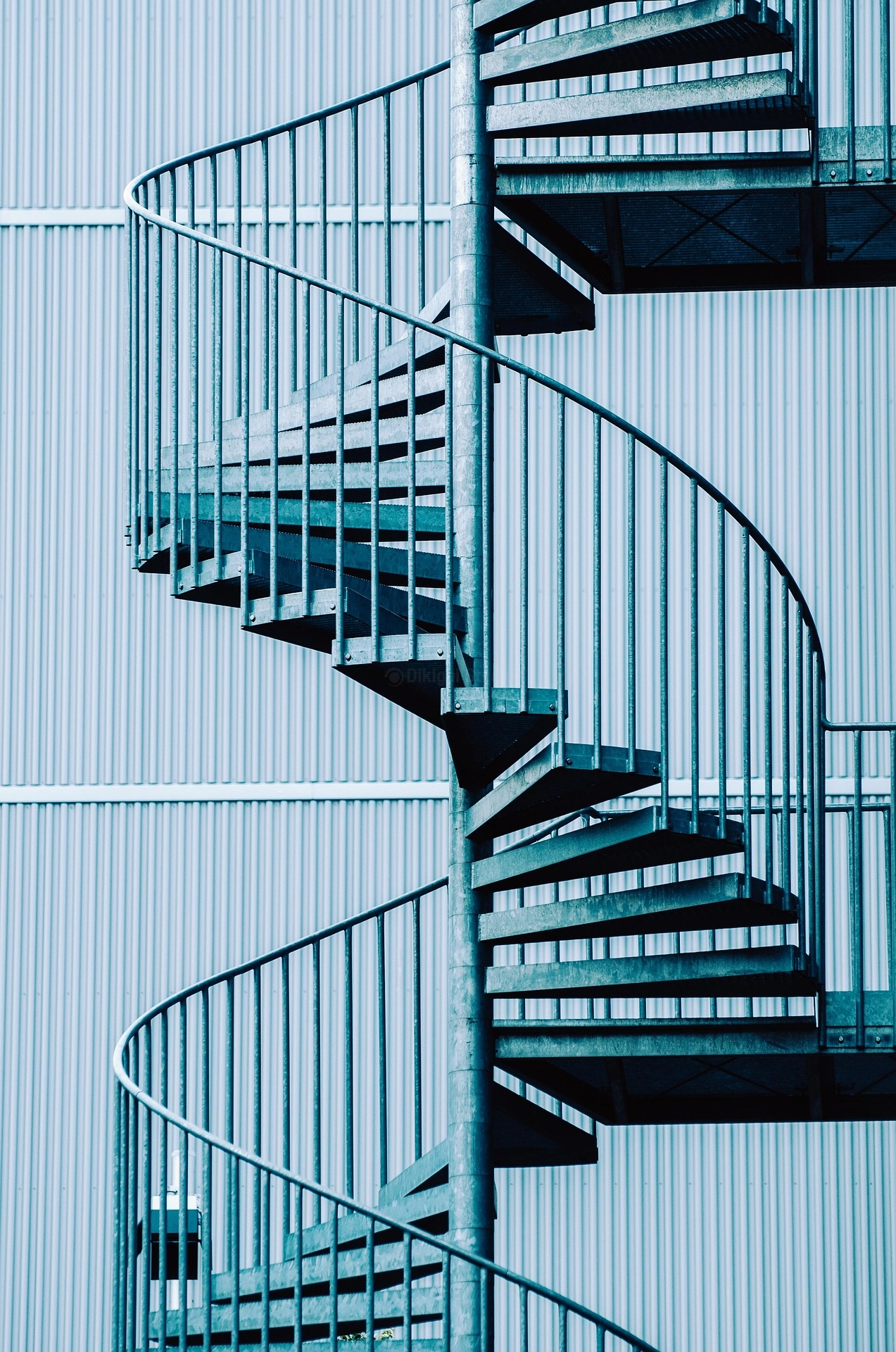 Escalera helicoidal exterior en metal azul