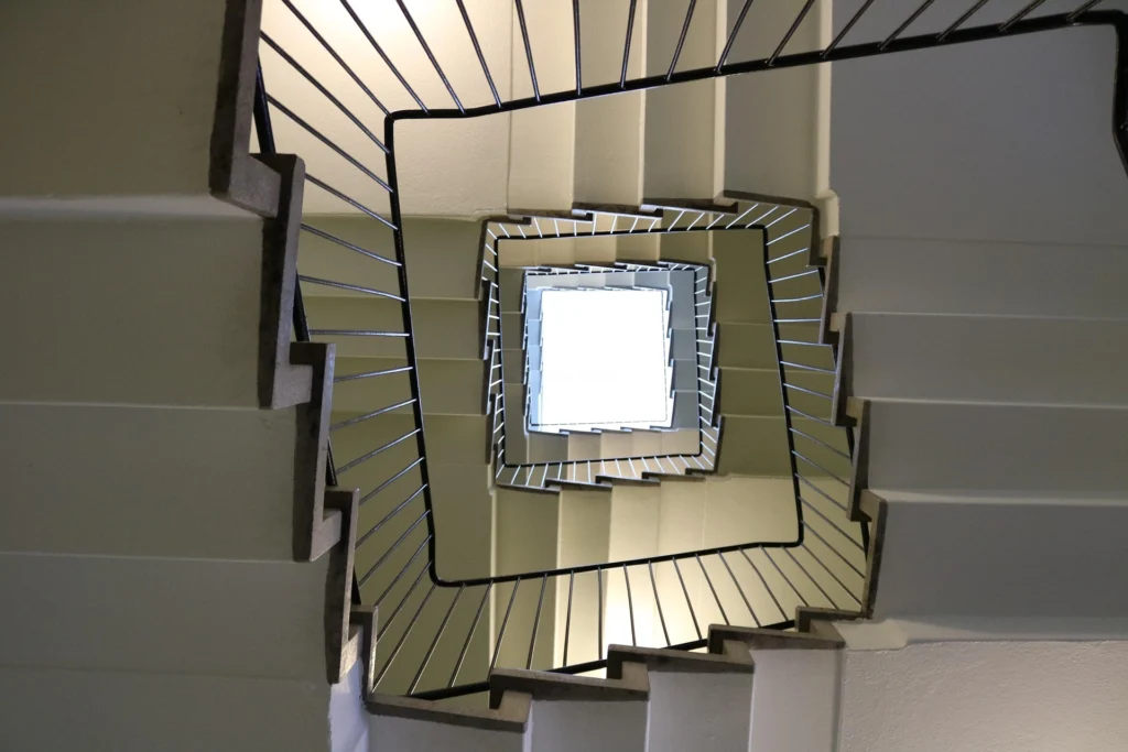 Escalera cuadrada con barandilla negra