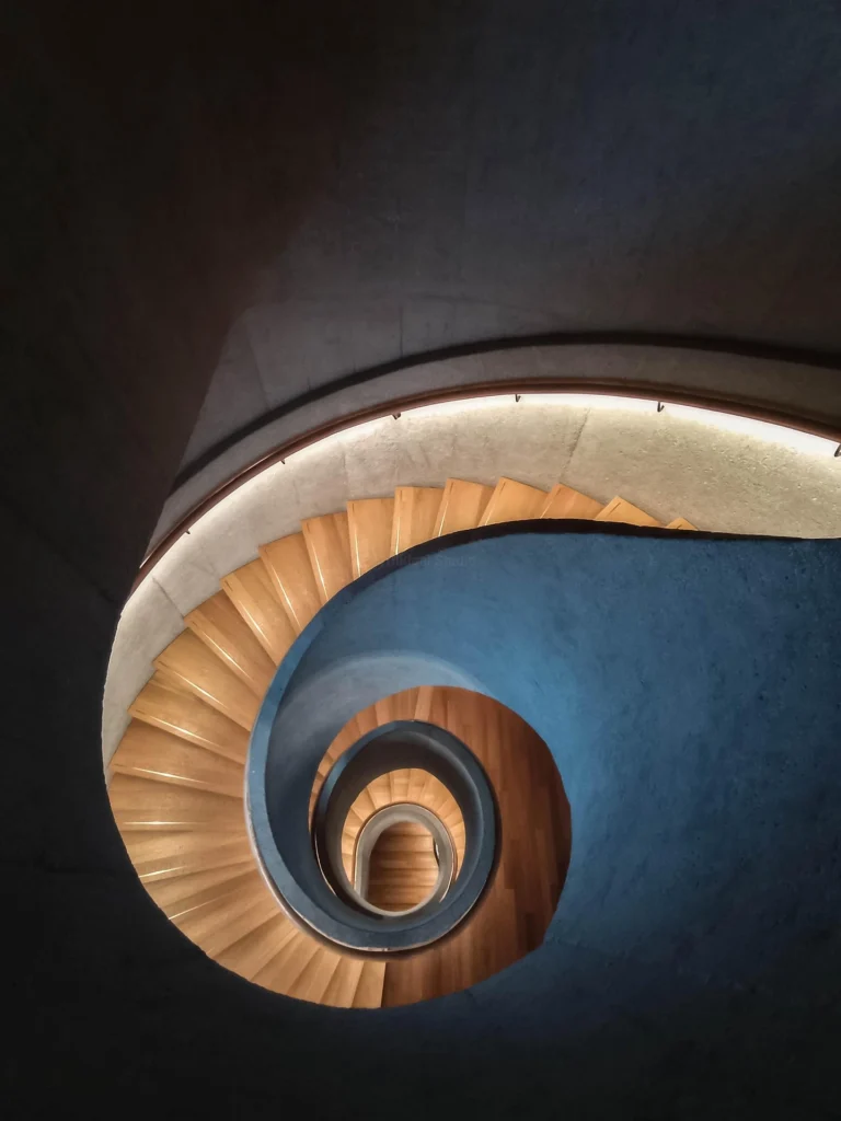 inicio Escalera helicoidal en concreto con iluminación indirecta