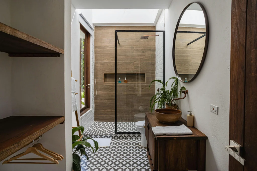 inicio Baño Ecléctico con Suelo Hidráulico, Ducha de Madera Cerámica y Lavabo de Autor